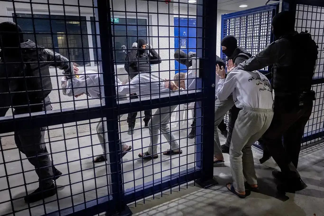 انتهاكات متواصلة بحق الأسرى خلال شهر رمضان في سجون الاحتلال