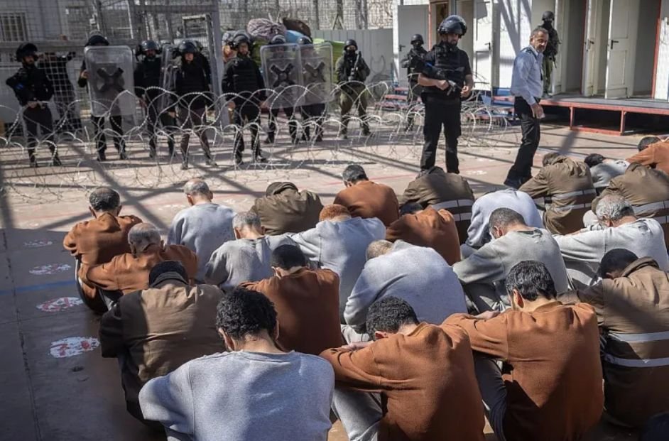 اقتحام أقسام الأسرى… إرهاب دولة منظم ويتطلب حماية دولية عاجلة